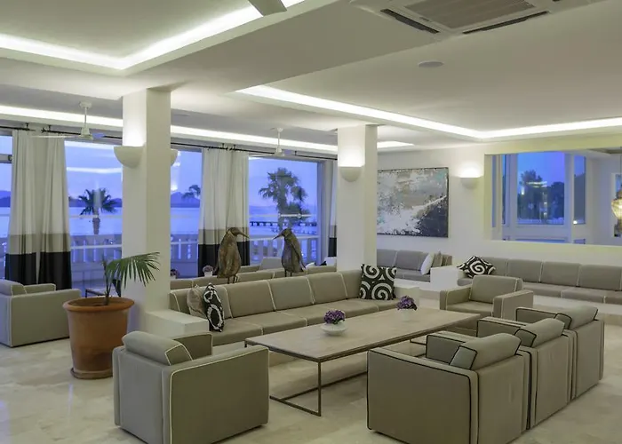 Cocos The Club 4*